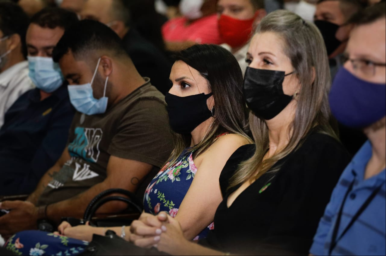 Secretária de Desenvolvimento Social e presidente do Fundo Social de Solidariedade, Aline Alves representou o município na solenidade da  de convênios