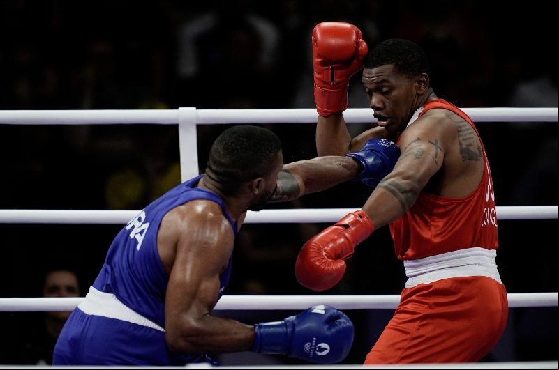 Foto Alexandre Loureiro/COB – Abner Teixeira em ação contra o equatoriano Gerlon Congo pelas oitavas de final do boxe masculino categoria peso super-pesado (acima de 92kg)