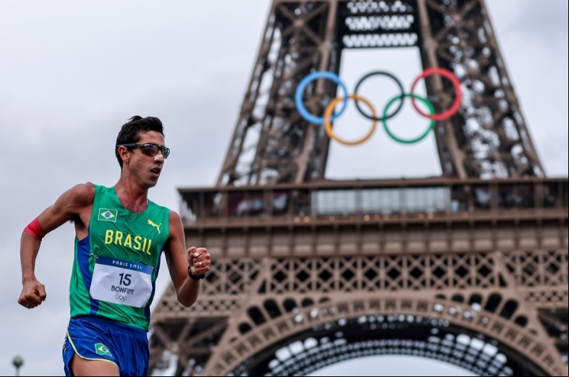 Foto: Miriam Jeske/COB – Caio Bonfim, além da inédita medalha de prata, também ficou em sétimo na prova do revezamento misto da marcha atlética ao lado de Viviane Lyra