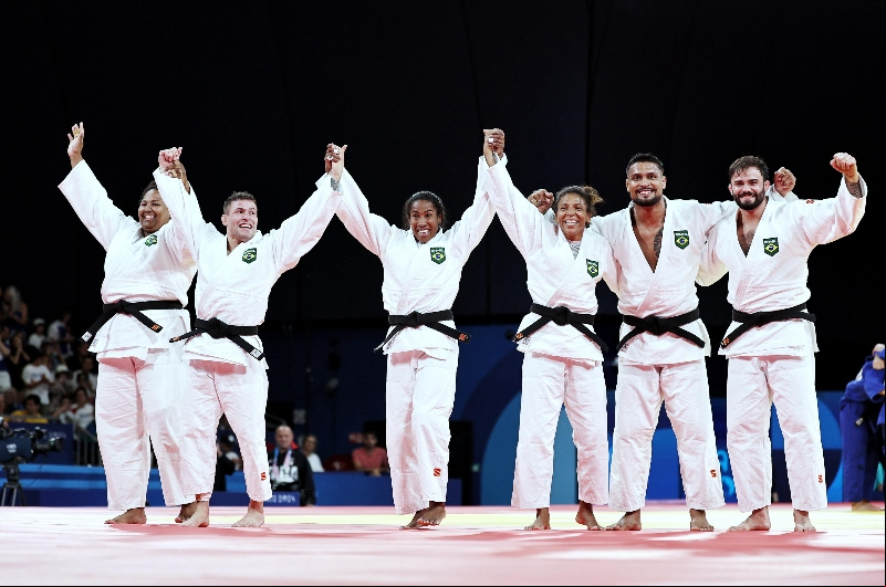 Foto: Miriam Jeske/COB – Judocas comemoram o bronze do Brasil no judô por equipes