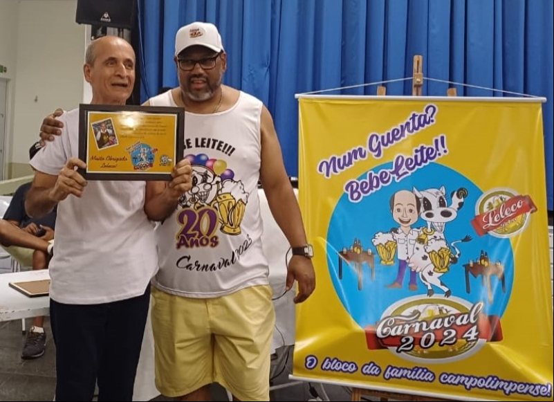 Foto: Divulgação – Presidente do bloco, Maurício Ferreira, com abadá de aniversário ao lado do homenageado Leleco