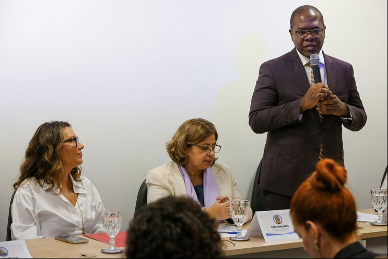 Foto: Fabio Rodrigues-Pozzebom/ Agência Brasil – Ministro Silvio Almeida fala sobre vantagens da separação do Ligue 180 e do Disque 100 