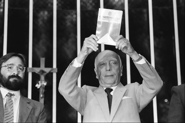 Foto: Arquivo/Agência Brasil – O presidente da Assembleia Nacional Constituinte, deputado Ulysses Guimarães, no dia da promulgação do texto