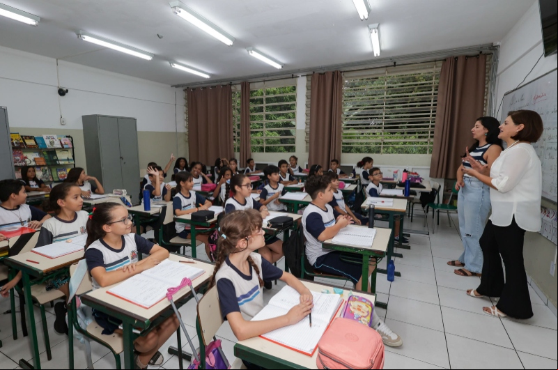 Foto: Divulgação/Prefeitura de Jundiaí – Priscila parabenizou os estudantes e educadores de equipes das unidades escolares premiadas