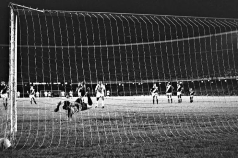 Foto: Santos F. C./Divulgação – O milésimo gol de Pelé foi em um Maracanã lotado 