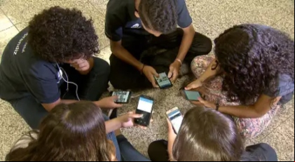 Foto: Arquivo/EBC – “Muitos têm manifestado verdadeiras crises de abstinência quando afastados de seus celulares”, relatou a pedagoga e psicóloga Marina Rampazzo 