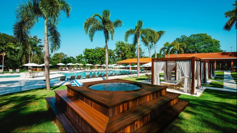 Foto: Divulgação – Piscina hidromassagem e lounges lazer Sanma Hotel 