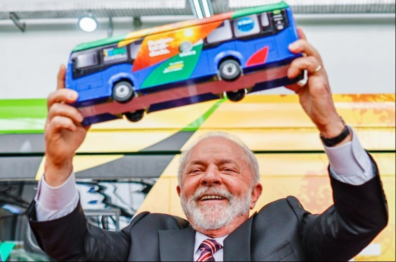 Foto: Ricardo Stuckert/Presidência da República – Lula com uma miniatura de um ônibus elétrico em fábrica em São Bernardo do Campo – SP: tecnologia nacional