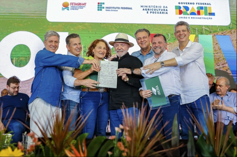 Foto: Ricardo Stuckert/PR – Presidente Lula entrega títulos para assentamentos de reforma agrária durante lançamento do programa Solo Vivo, em Campo Verde – MT 