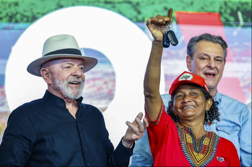 Foto: Ricardo Stuckert/PR – Presidente Lula entrega chave de máquina agrícola durante cerimônia de lançamento do programa Solo Vivo, em Campo Verde – MT 