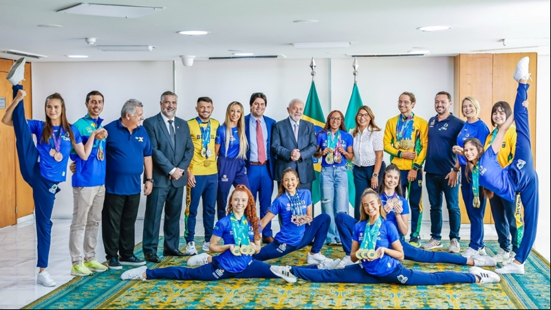 Foto: Ricardo Stuckert/Presidência da República – Presidente ao lado de atletas que representaram o Brasil nos Jogos Pan-Americanos e Parapan-Americanos de 2023