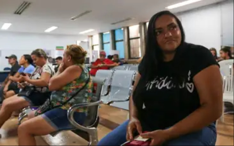 Foto: Wilson Dias/Agência Brasil – Romilda Machado, cozinheira, espera por ônibus