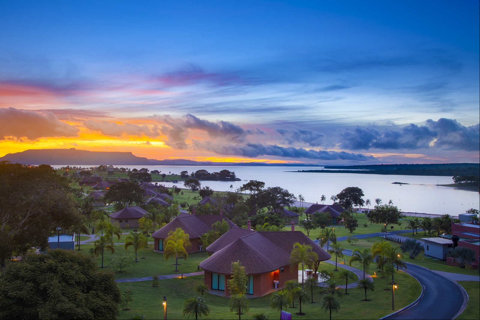 Foto: Divulgação/Bangalôs do Malai Manso Resort às margens do Lago do Manso 