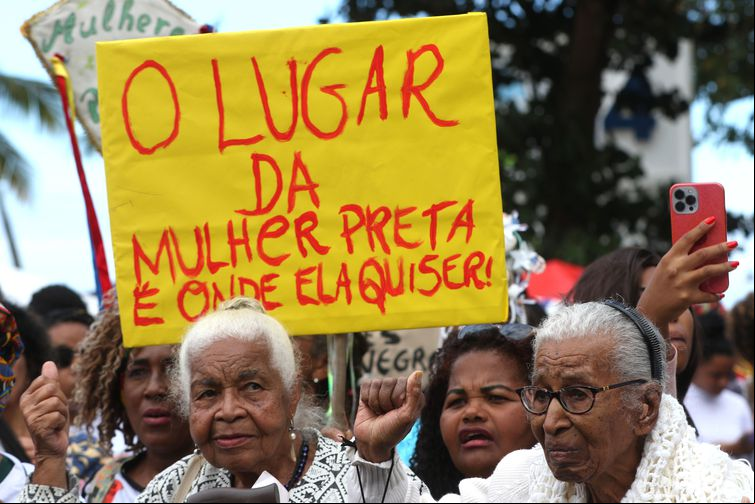Foto: Tânia Rêgo/Agência Brasil – Marcha das Mulheres Negras na praia de Copacabana, zona sul da cidade