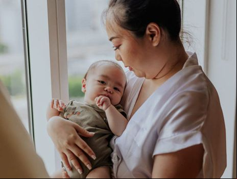 Foto: Arquivo Pessoal/São Paulo – SP/Debora Watanabe e o filho Gabriel, nascido em 2022  