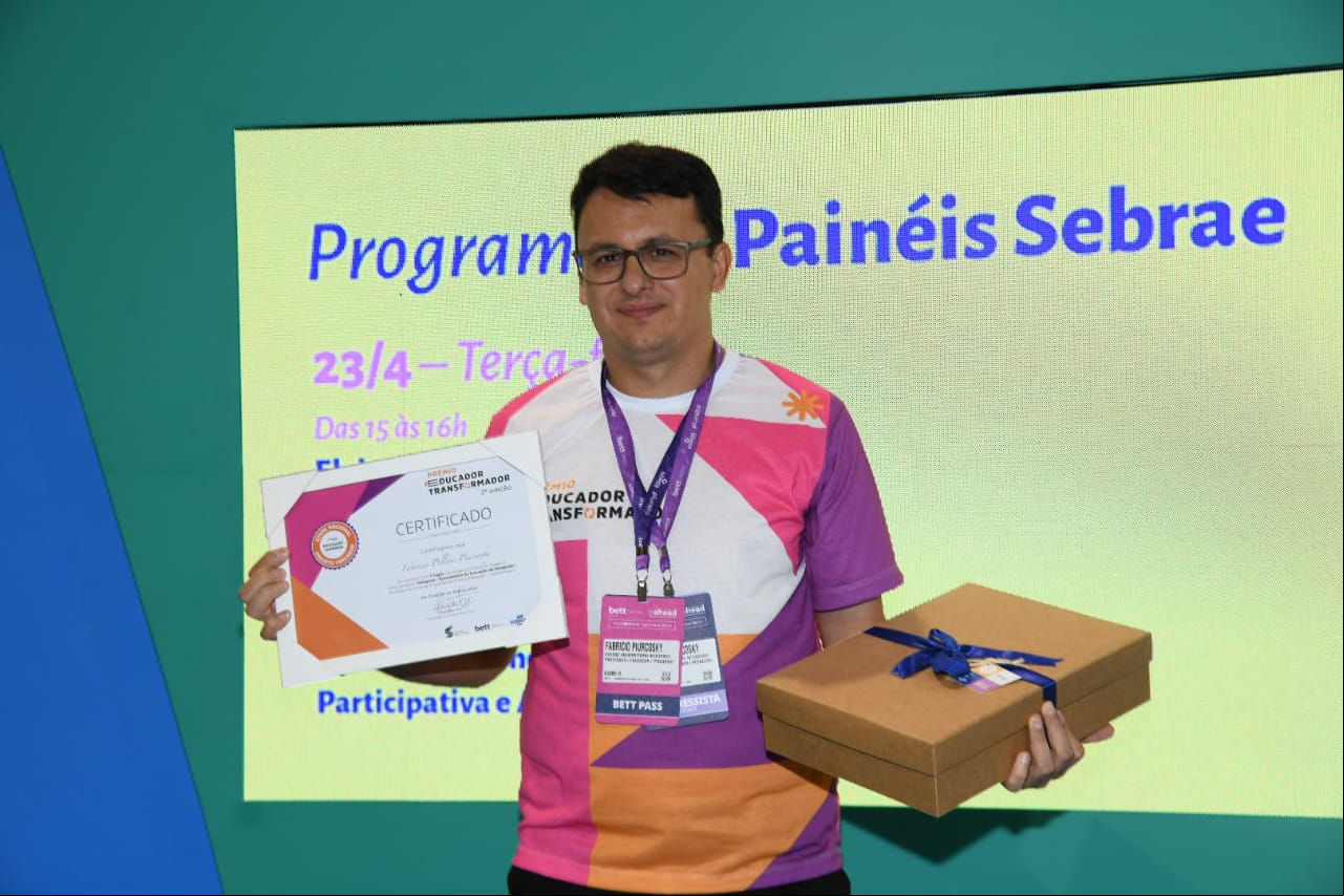 Foto: Túlio Vidal – O Professor Fabricio Pelloso Piurcosky com os prêmios do primeiro lugar na categoria “Ensino Superior”