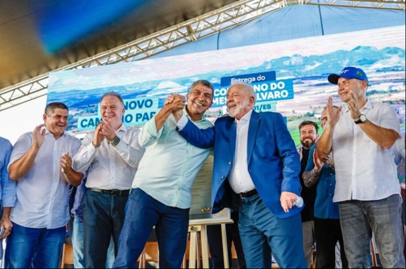 Foto: Ricardo Stuckert/Presidência da República – O presidente Lula com o prefeito de Serra, Sérgio Vigidal (PDT), o governador do Espírito Santo, Renato Casagrande (PSB), e o ministro dos Transportes, Renan Filho