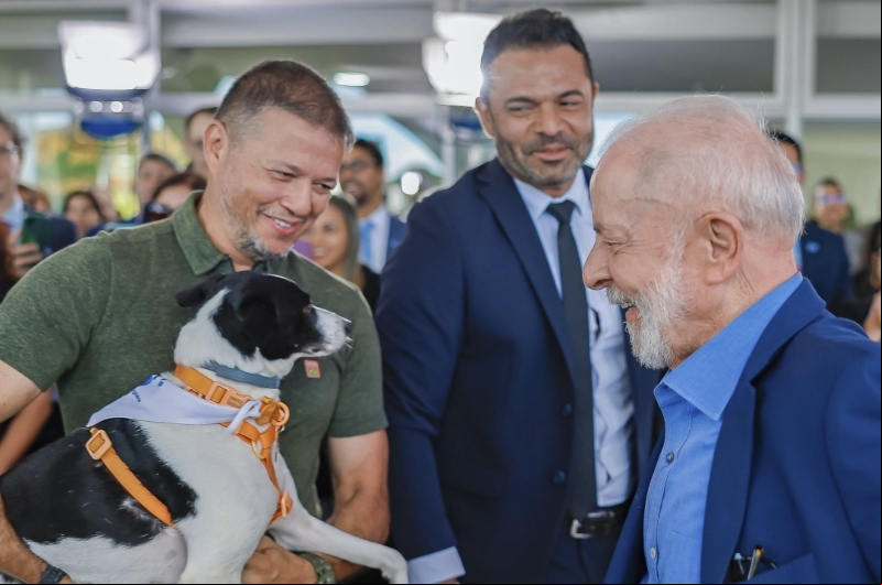 Foto: Ricardo Stuckert/PR – O analista ambiental Roberto Borges, 56 anos, e a cadelinha Luna com o presidente Lula