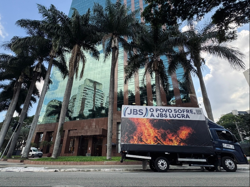 Foto: Divulgação – Protesto contra a JBS em frente ao BNDES, banco acionista da empresa