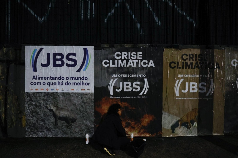 Foto: Divulgação – Ativistas colam cartazes contra a JBS