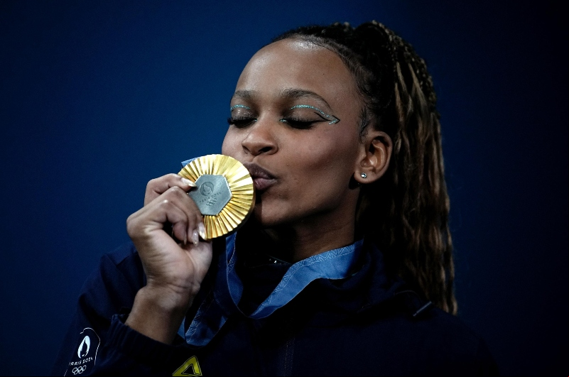 Foto: Alexandre Loureiro/COB – Rebeca Andrade beija medalha de ouro 
