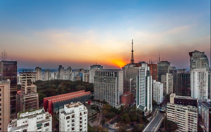 Foto: Divulgação – Pôr do sol em São Paulo – cobertura do hotel Travel inn Paulista Wall Street 
