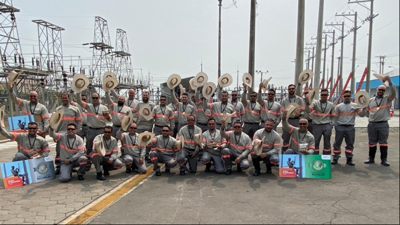 Foto: Divulgação – Participantes celebram o final da competição