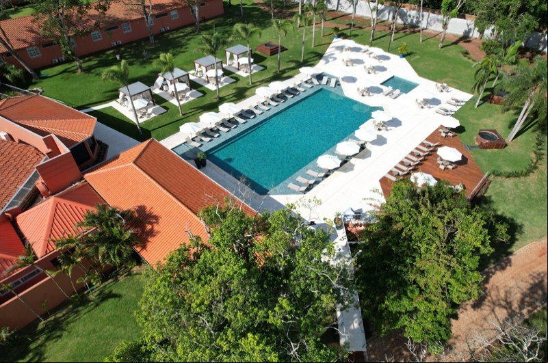 Foto: Divulgação/Piscina Sanma Hotel integrada à natureza