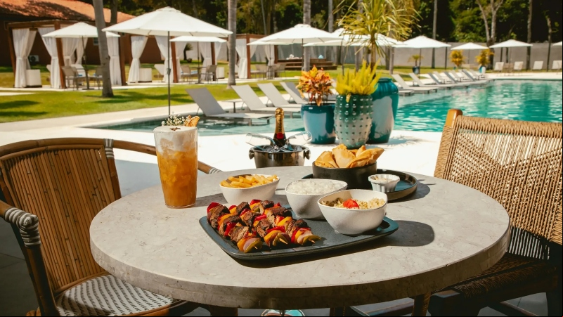 Foto: Divulgação – Pool bar do Sanma Hotel perfeito para drinks e happy hour
