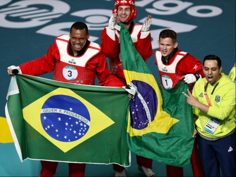 Foto: Gaspar Nóbrega/COB – Equipe de taekwondo masculina celebra o ouro no Pan