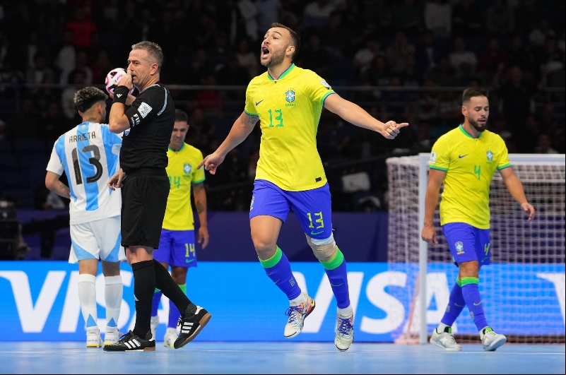 Foto: Alex Caparros/FIFA – Rafa Santos marcou o segundo gol do Brasil na final da Copa do Mundo de Futsal 2024